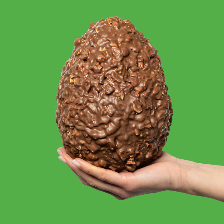 American Uncle Crunchy Peanuts Easter Egg, uovo di Pasqua di cioccolato al latte ricoperto di arachidi tostate salate da 600g