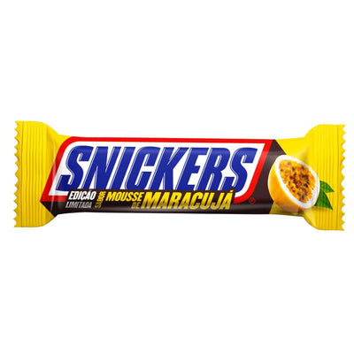 Confezione da 20, barretta ricoperta di cioccolato ripiena di caramello arachidi e crema al gusto di passion fruit Snickers.